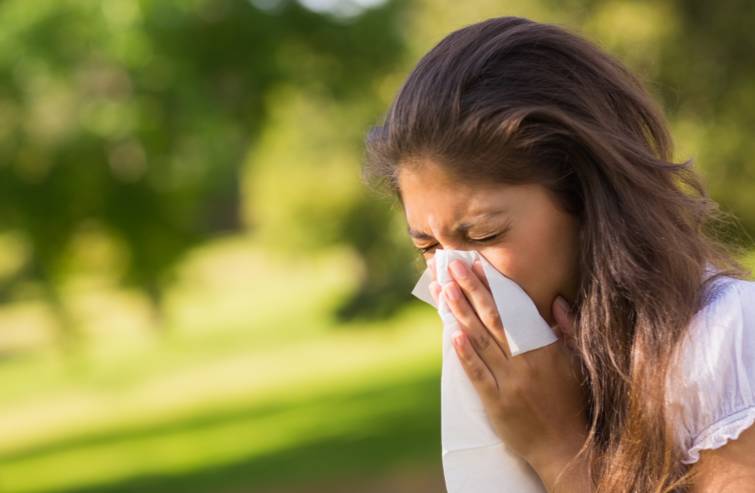 身上奇痒无比而且一大片很红,身上奇痒无比