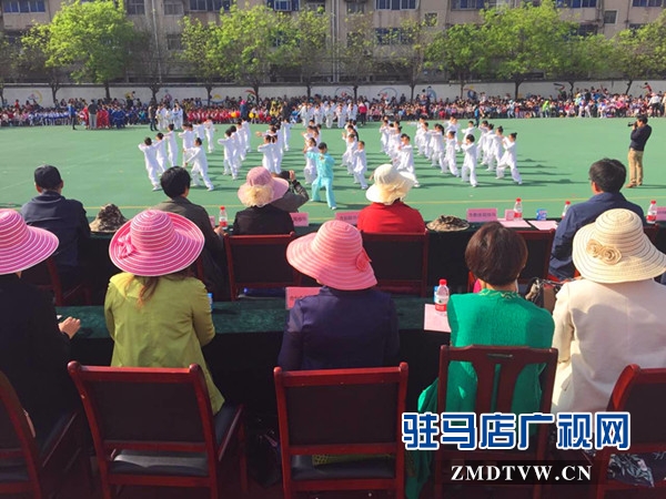 女企业家牵手小学生助力驻马店实验小学健身节