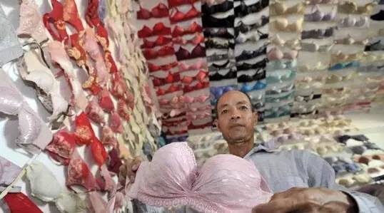 壹闻：美女用身体做画布艺术还是噱头