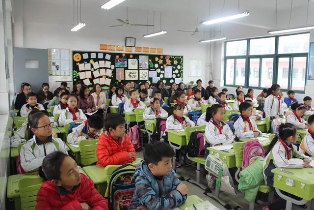 小学开展骨干教师公开课活动,开展青年教师公开课观摩活动