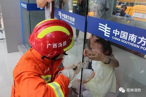 小孩不谨慎被卡住了,宝宝不谨慎被东西卡住了