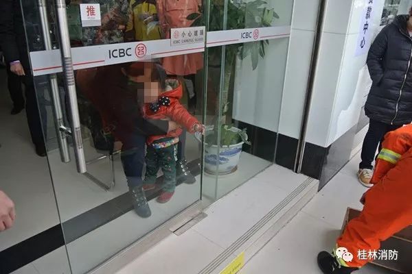 小孩不谨慎被卡住了,宝宝不谨慎被东西卡住了