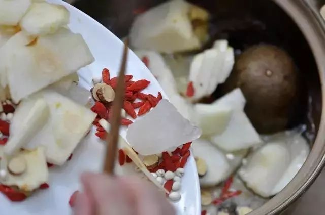 30斤才能熬出1斤，冬天帮你润肺养出好声音