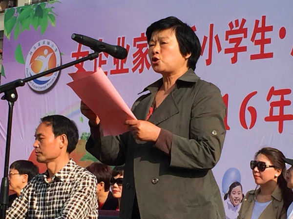 女企业家牵手小学生助力驻马店实验小学健身节