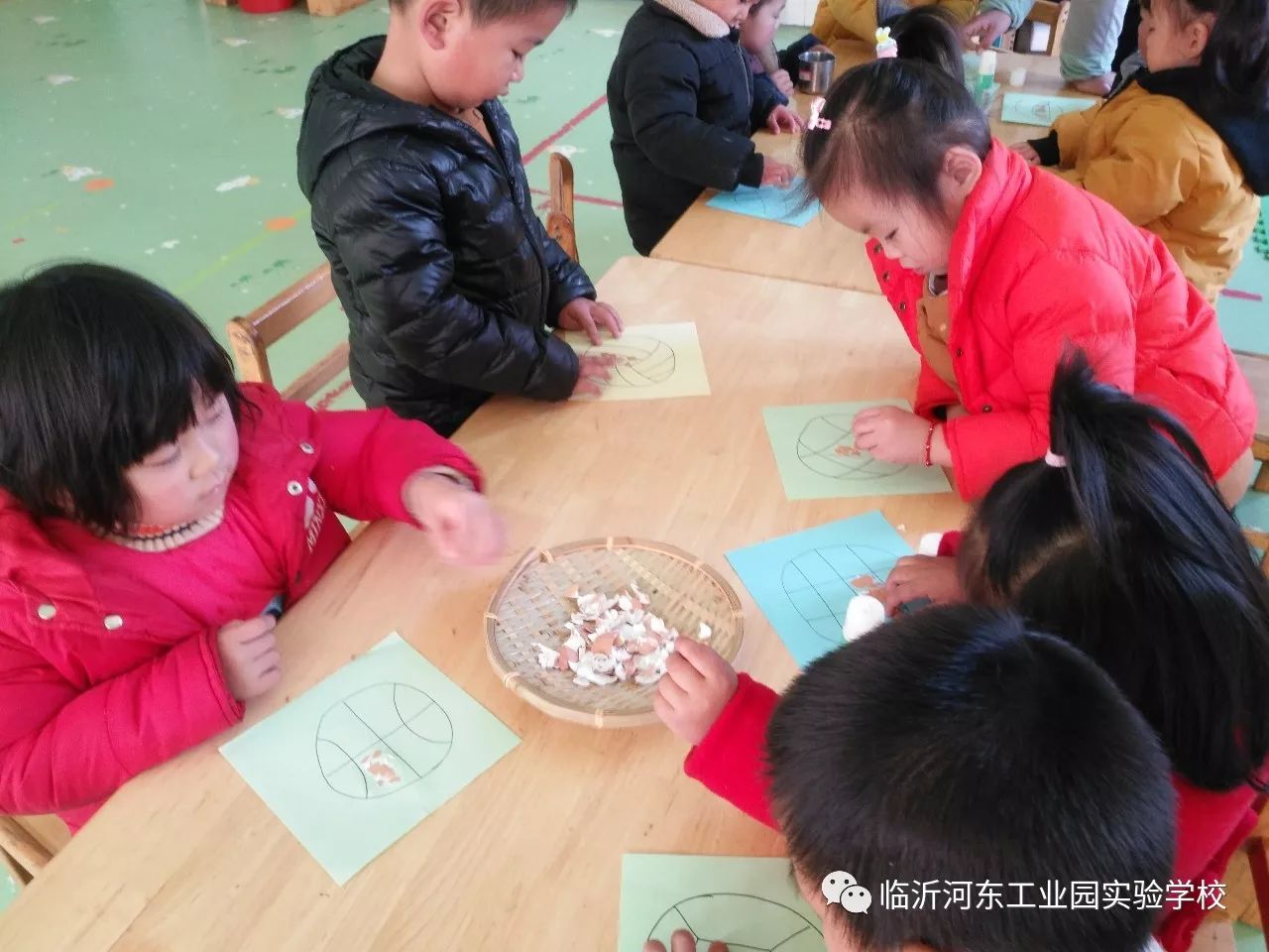 蛋壳粘贴画幼儿园可打印,鸡蛋壳变变变的作品