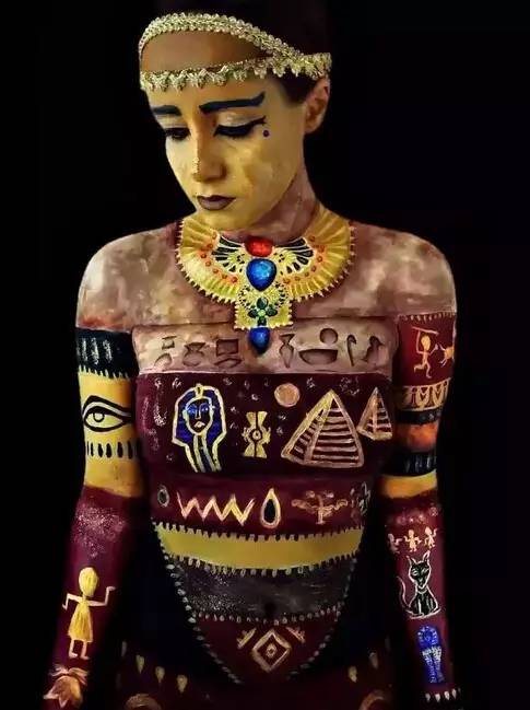 壹闻：美女用身体做画布艺术还是噱头