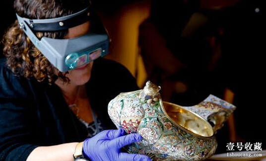 壹闻：美女用身体做画布艺术还是噱头