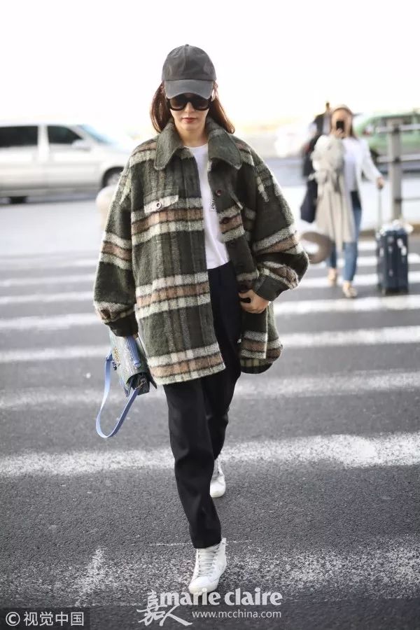 大衣配运动鞋怎么穿才不老气,大衣运动鞋过年穿得体又好看