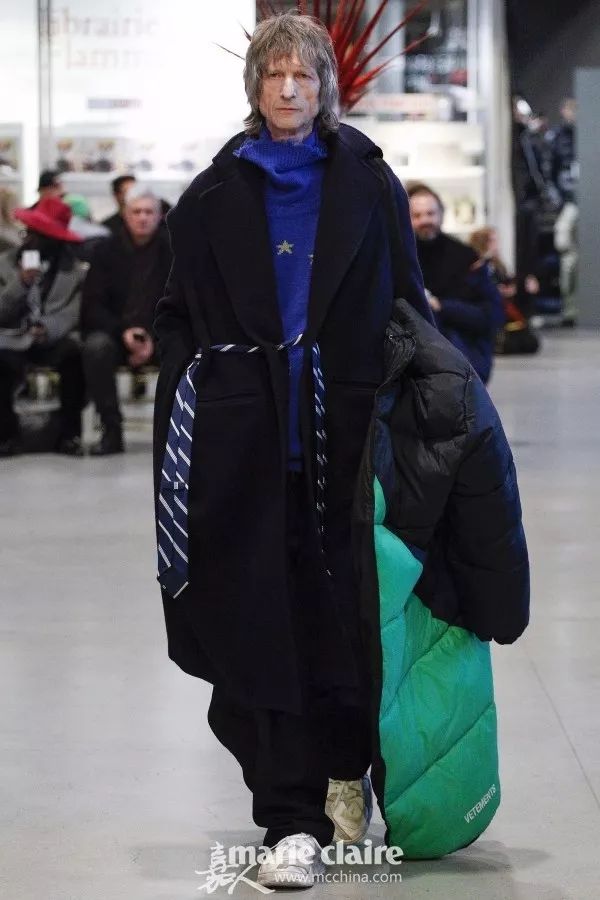 大衣配运动鞋怎么穿才不老气,大衣运动鞋过年穿得体又好看