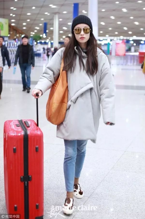 大衣配运动鞋怎么穿才不老气,大衣运动鞋过年穿得体又好看