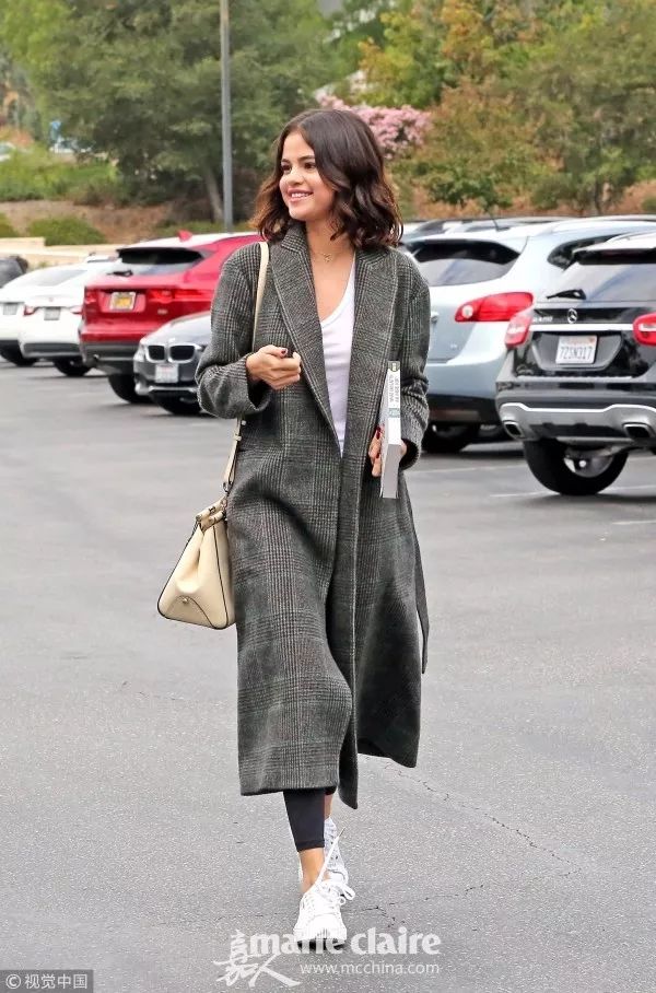 大衣配运动鞋怎么穿才不老气,大衣运动鞋过年穿得体又好看