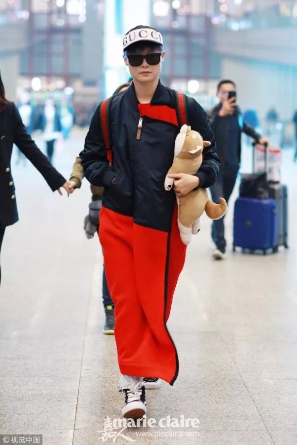 大衣配运动鞋怎么穿才不老气,大衣运动鞋过年穿得体又好看