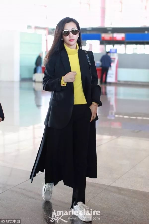 大衣配运动鞋怎么穿才不老气,大衣运动鞋过年穿得体又好看