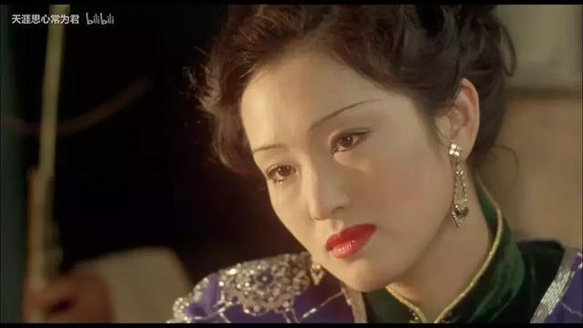 杨幂演的戴斗笠的村姑形象,杨幂直播怼主持人按剧本