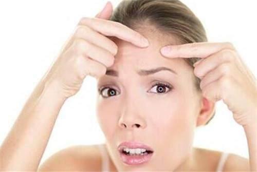 左右脸颊反复长痘痘印比较严重,左侧脸颊长痘是什么原因引起的