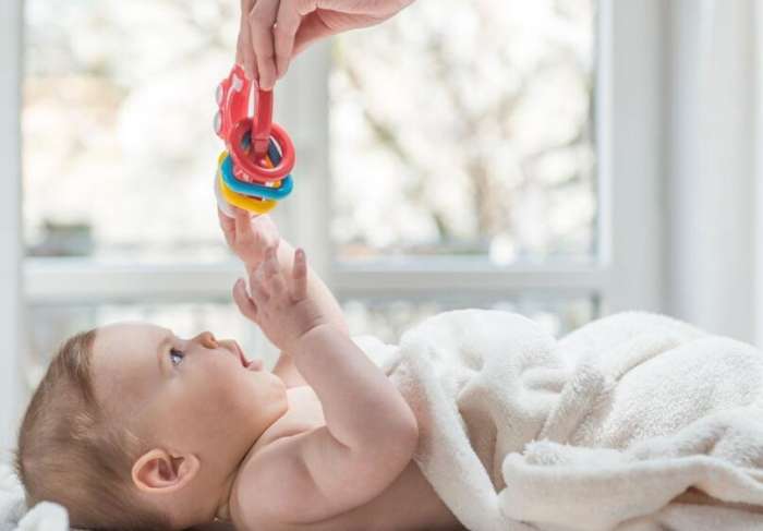 宝宝生下来就笑有什么说法,孩子一出生就笑好吗