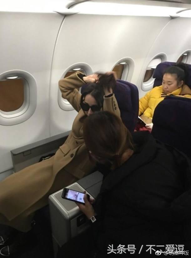 迪丽热巴机场翘腿打招呼,迪丽热巴坐飞机头等舱