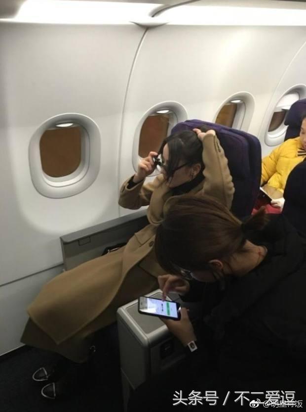 迪丽热巴机场翘腿打招呼,迪丽热巴坐飞机头等舱