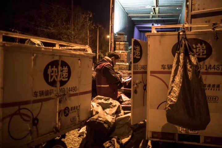 快递员哭诉派件量暴增,快递员派件越来越少