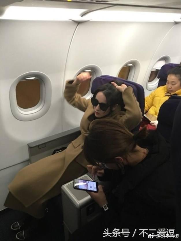 迪丽热巴机场翘腿打招呼,迪丽热巴坐飞机头等舱