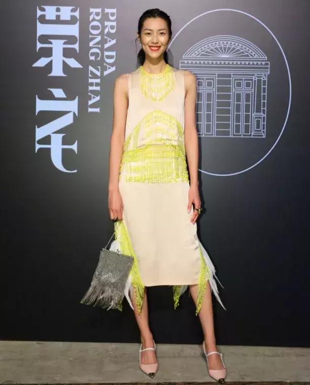 刘雯每月收入多少钱,刘雯收入2018排第几