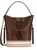 刘雯每月收入多少钱,刘雯收入2018排第几