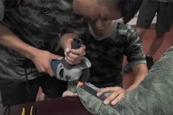 手镯戴不进一招教你轻松取手镯,手镯取不下来教你最后一招