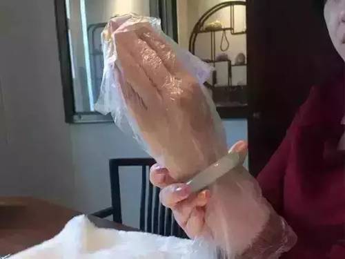 手镯戴不进一招教你轻松取手镯,手镯取不下来教你最后一招