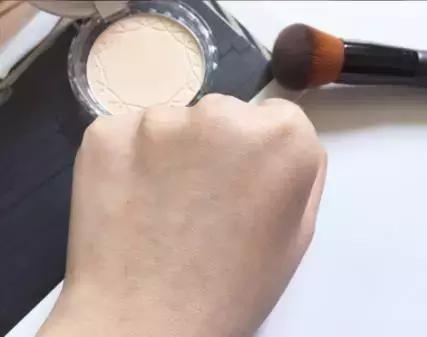 五十块钱买一个香奈儿,一万块钱香奈儿能买到啥