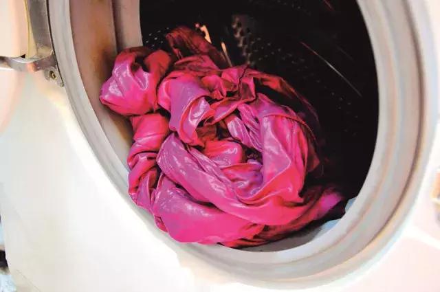 羽绒服脏了放到第二年洗能行不,羽绒服袖子脏了怎么洗小妙招