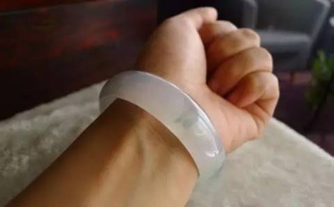 手镯戴不进一招教你轻松取手镯,手镯取不下来教你最后一招