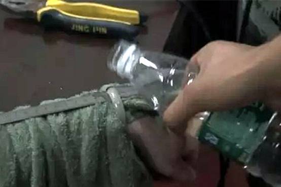 手镯戴不进一招教你轻松取手镯,手镯取不下来教你最后一招