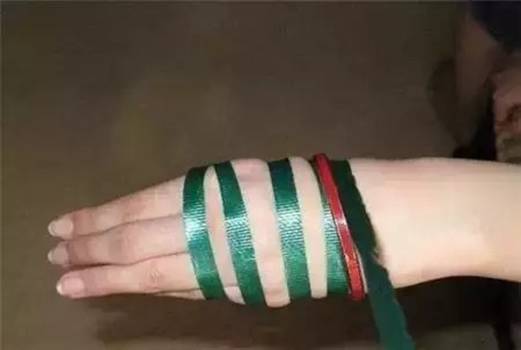 手镯戴不进一招教你轻松取手镯,手镯取不下来教你最后一招