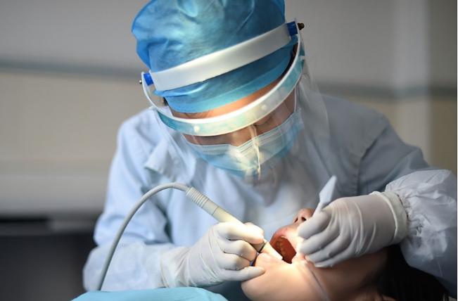 33岁小伙崩断一颗牙，咬破舌头疼痛难忍，医生却说难治疗