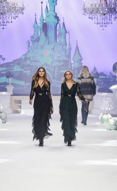 秀还没走完新款就卖光？直击NIKKIE巴黎迪士尼大秀