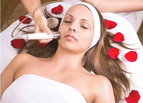 玫瑰精油与玫瑰果精油有什么区别,玫瑰精油和茉莉精油哪个效果好