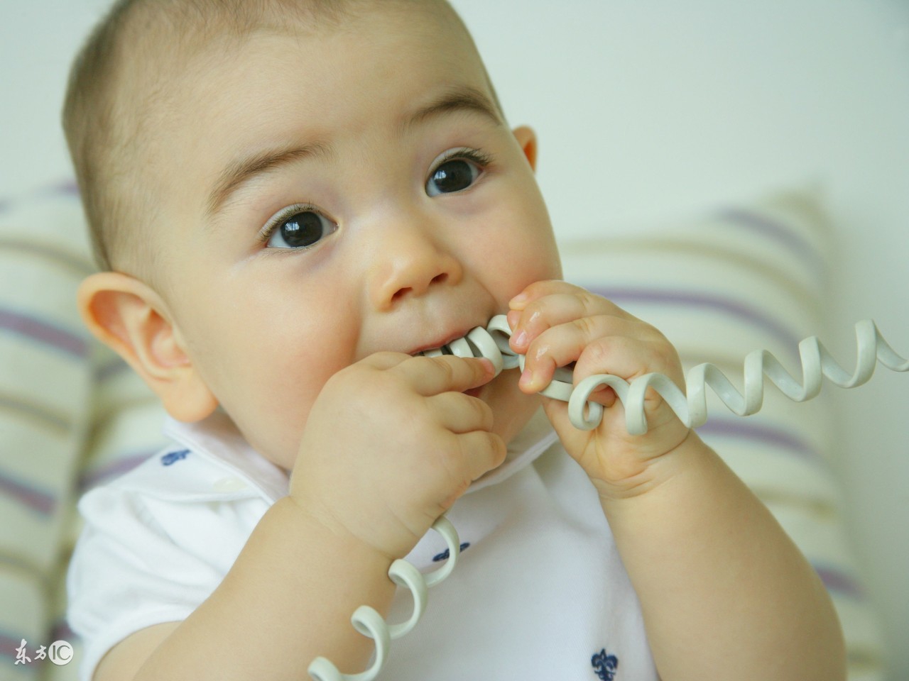 宝宝清晨突然大哭是被吓着了吗,十几天婴儿突然大哭像吓着了一样