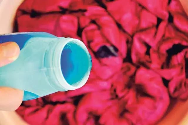 羽绒服脏了放到第二年洗能行不,羽绒服袖子脏了怎么洗小妙招