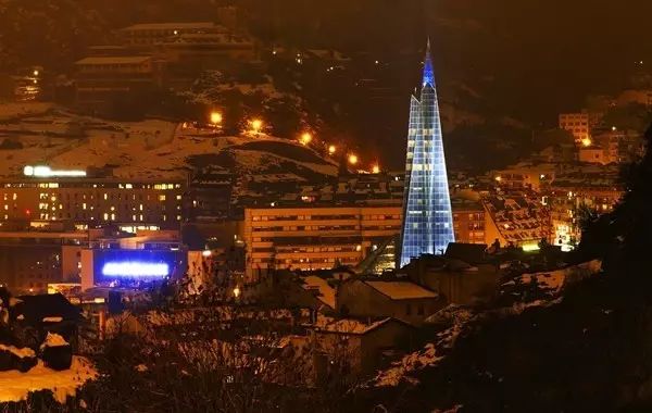 这个欧洲的免税天堂，700年没经历过战争，国家元首却要外国人当