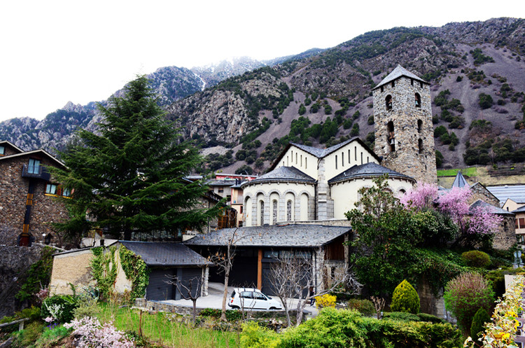 这个欧洲的免税天堂，700年没经历过战争，国家元首却要外国人当