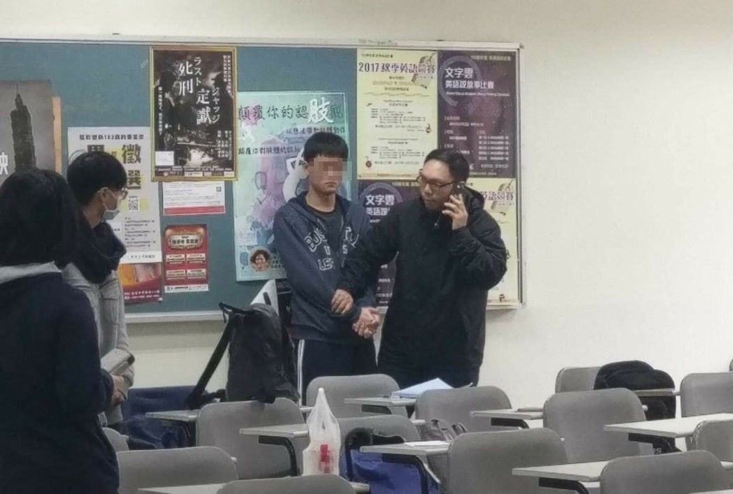 全世界男人都死光了也不喜欢你！恐怖学长求爱遭拒砍伤学妹