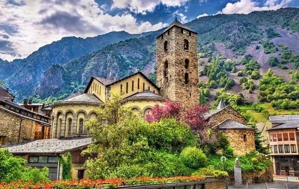 这个欧洲的免税天堂，700年没经历过战争，国家元首却要外国人当