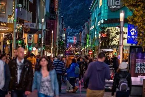 这个欧洲的免税天堂，700年没经历过战争，国家元首却要外国人当