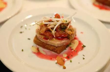 这个欧洲的免税天堂，700年没经历过战争，国家元首却要外国人当