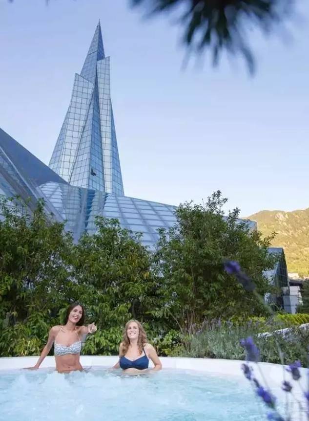 这个欧洲的免税天堂，700年没经历过战争，国家元首却要外国人当