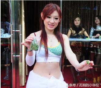 40岁男子食“槟榔”成瘾，医生看见都吐了，口腔取出黑色粘稠物！