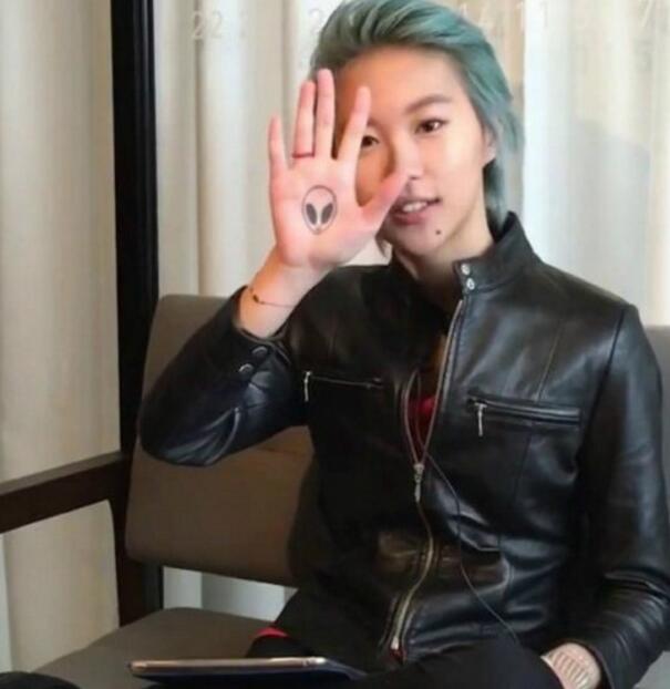 窦靖童光头造型曝光,敢于剃光头的女孩