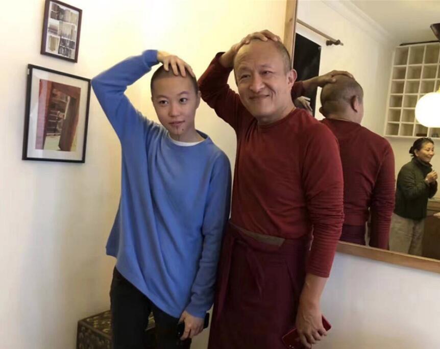 窦靖童光头造型曝光,敢于剃光头的女孩