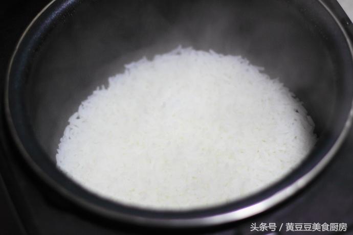 孩子不爱吃米饭，试试这种方法，把它做成紫菜包饭，肯定会抢着吃