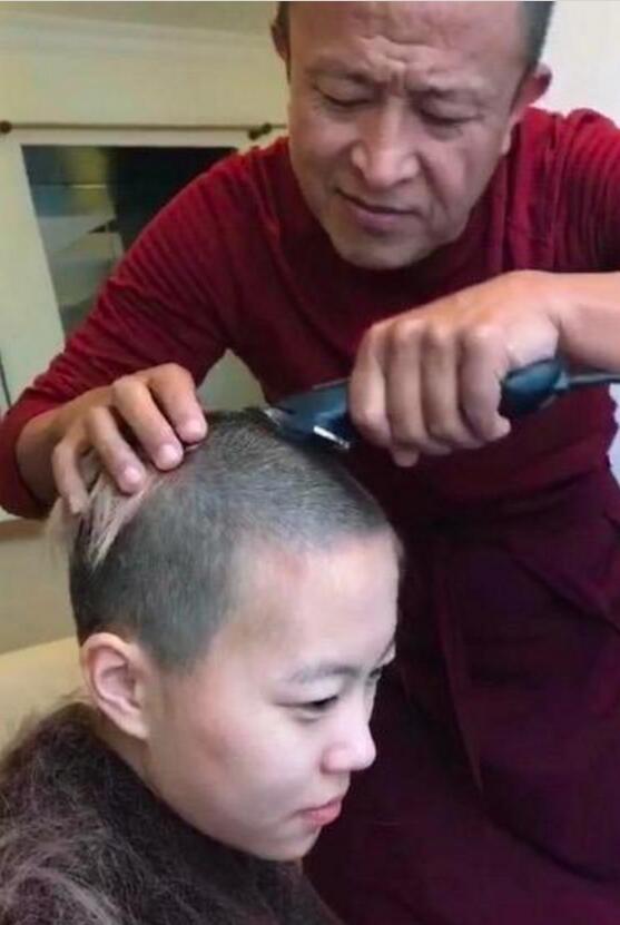 窦靖童光头造型曝光,敢于剃光头的女孩